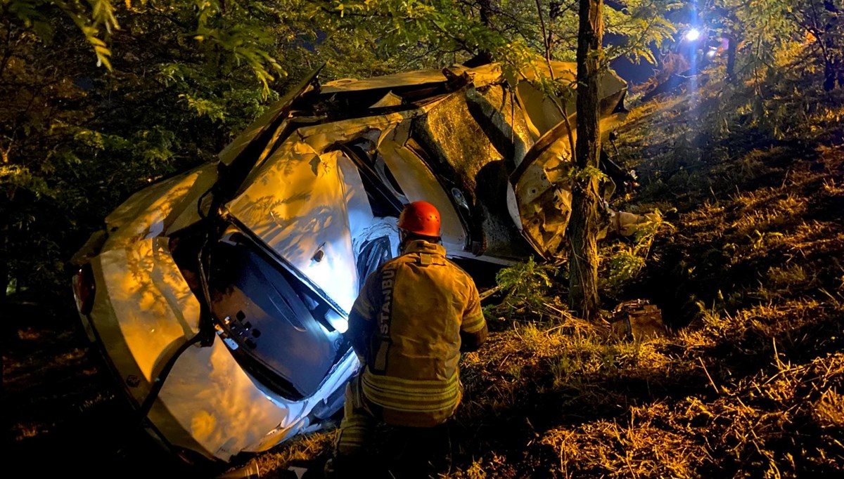 Eyüpsultan’da bariyerleri aşan otomobil ağaca çarptı: 1 kişi ağır yaralandı