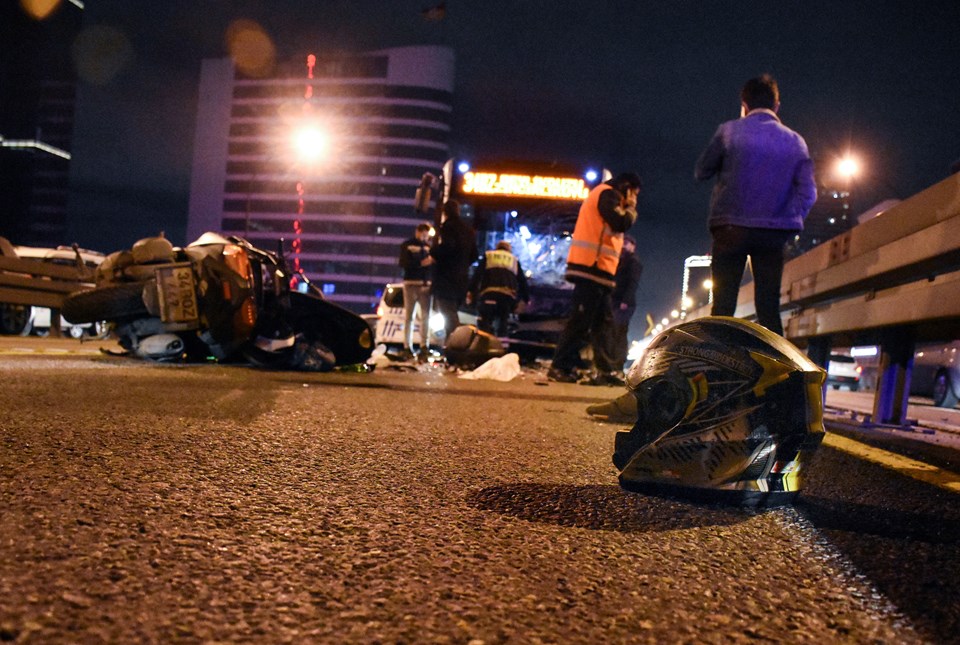 Metrobüsle motosiklet çarpıştı: 1 ölü, 1 yaralı - 1