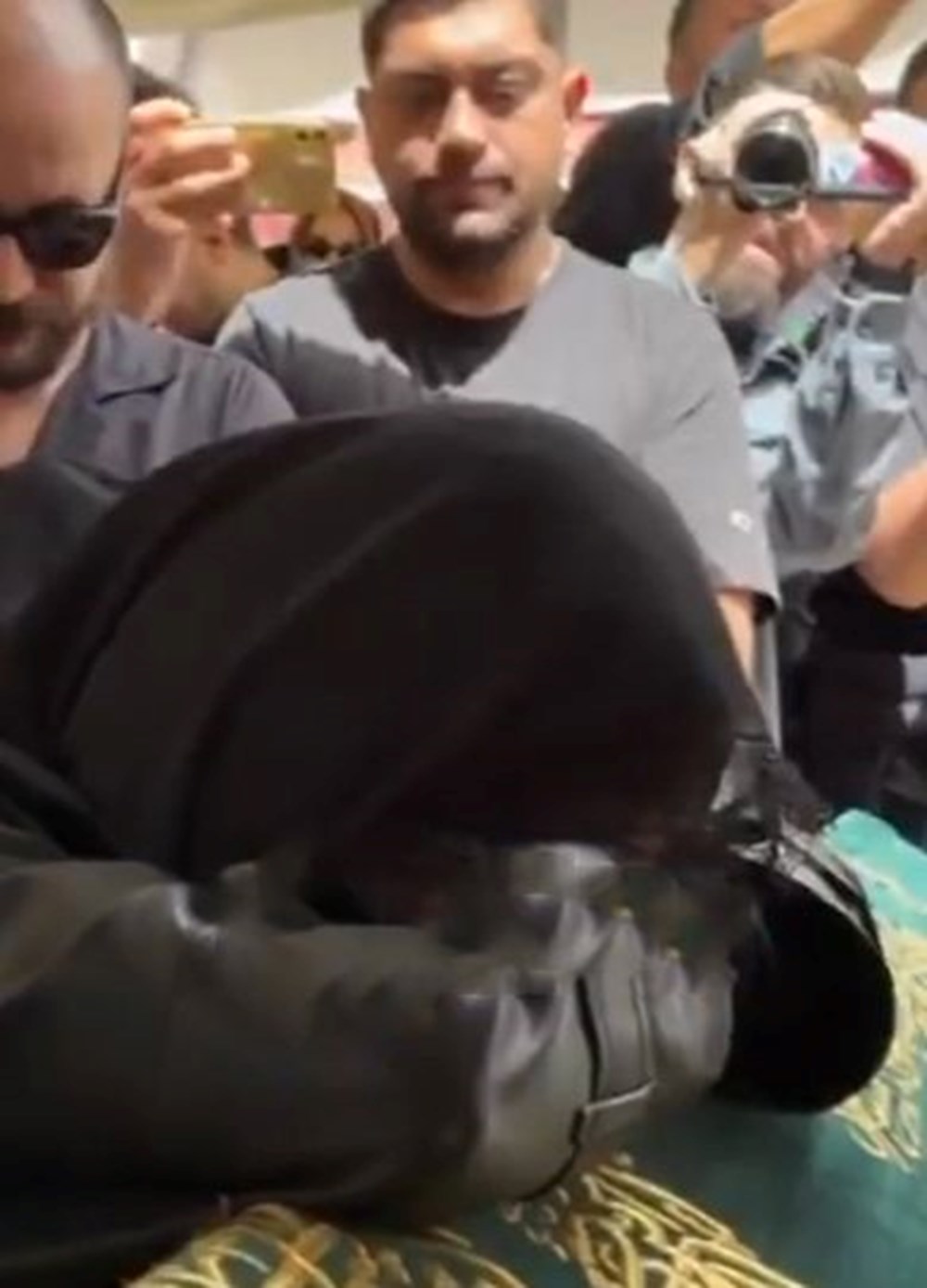 Simge Sağın'ın en zor vedası: Ablasını son yolculuğuna uğurluyor - 3