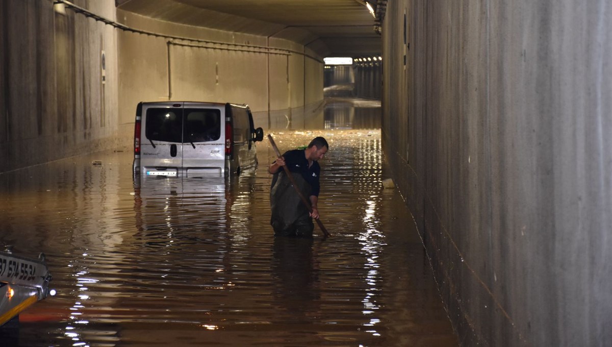 Sağanak ve fırtına hayatı olumsuz etkiledi: Çatılar uçtu, yollar göle döndü