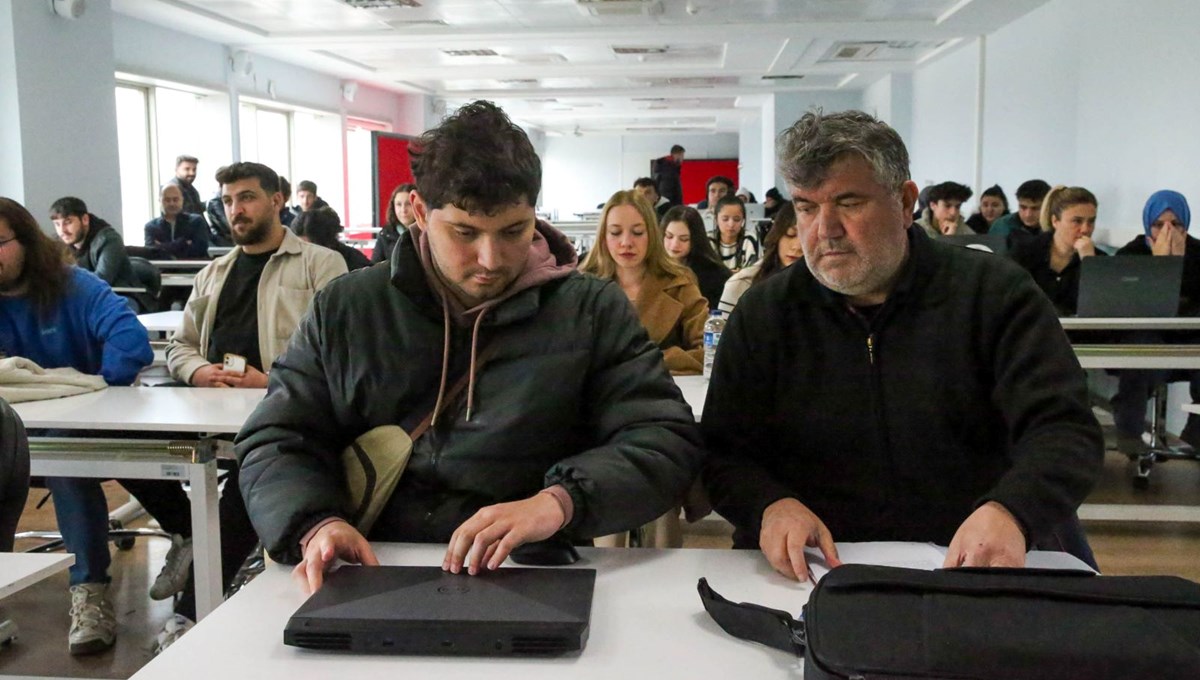 Engelli oğlu okuyabilsin diye şehir değiştirdi! 35 sene sonra o da üniversiteli oldu 