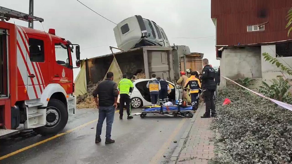 Başakşehir'de hafriyat kamyonu otomobilin üstüne devrildi - 4