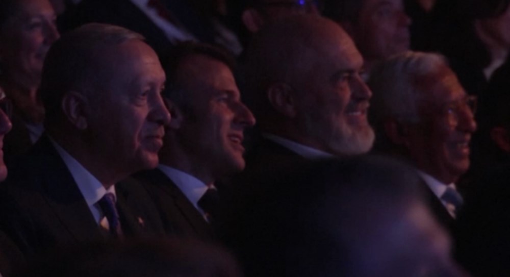 Meloni'yi diz çökerek karşıladı: Spor ayakkabıları Erdoğan'ın dikkatinden kaçmadı - 9