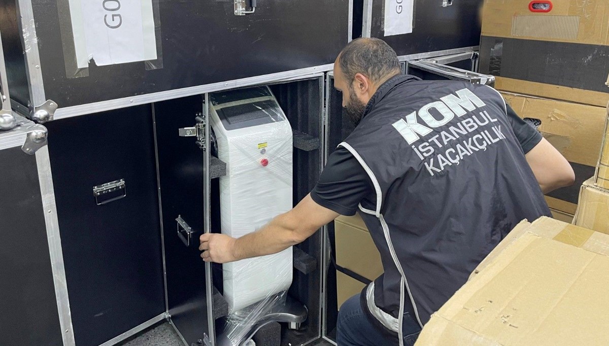 İstanbul'da kaçakçılık operasyonu: 100 milyon liralık bakım cihazı ele geçirildi İstanbul'da kaçakçılık operasyonu: 100 milyon liralık bakım cihazı ele geçirildi