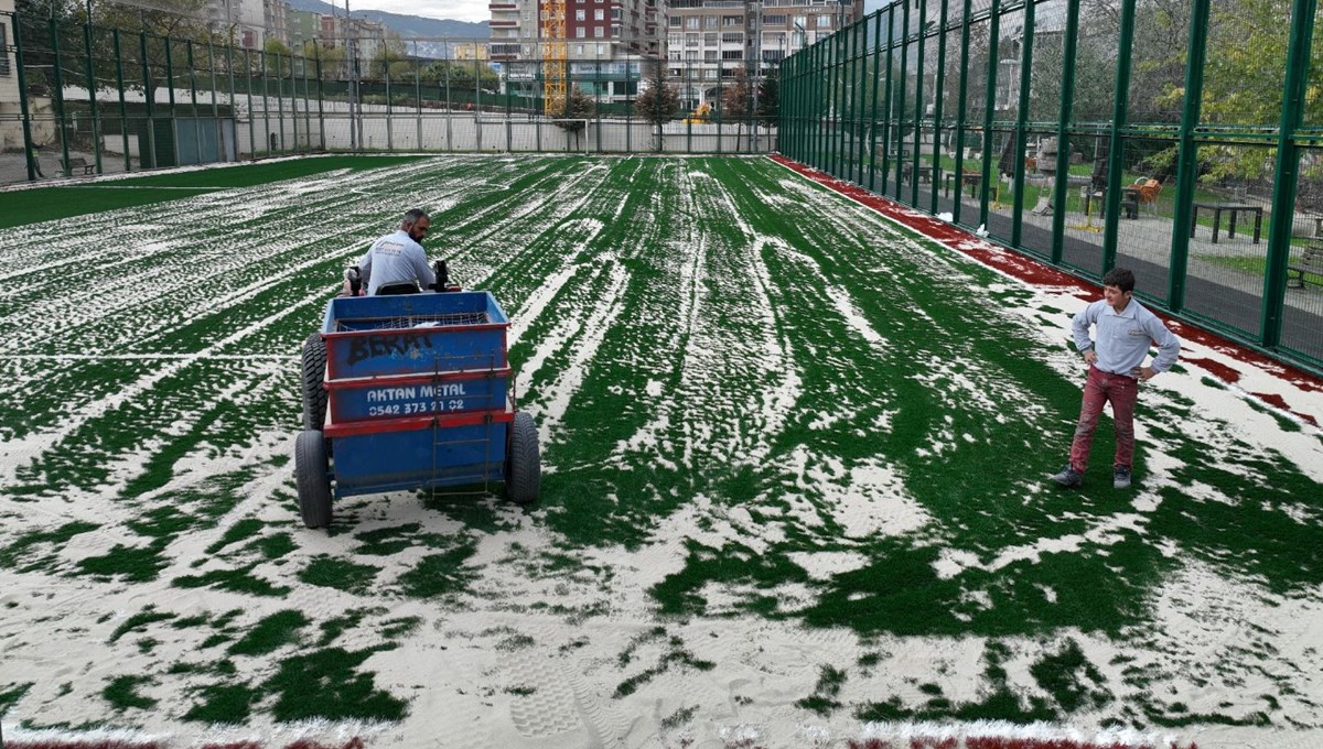 Bursa'da saha ve zemin futbola elverişli hale geliyor Bursa'da saha ve zemin futbola elverişli hale geliyor