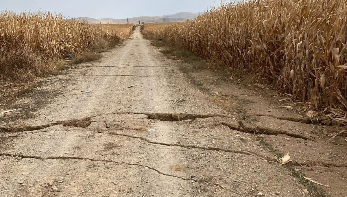 Yer altı su seviyesi azaldı, yolda yarıklar oluştu