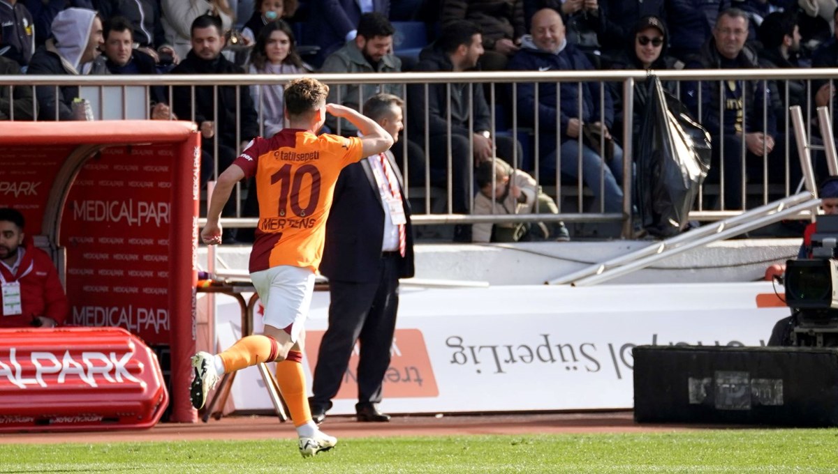 Dries Mertens 8. golünü kaydetti Dries Mertens 8. golünü kaydetti