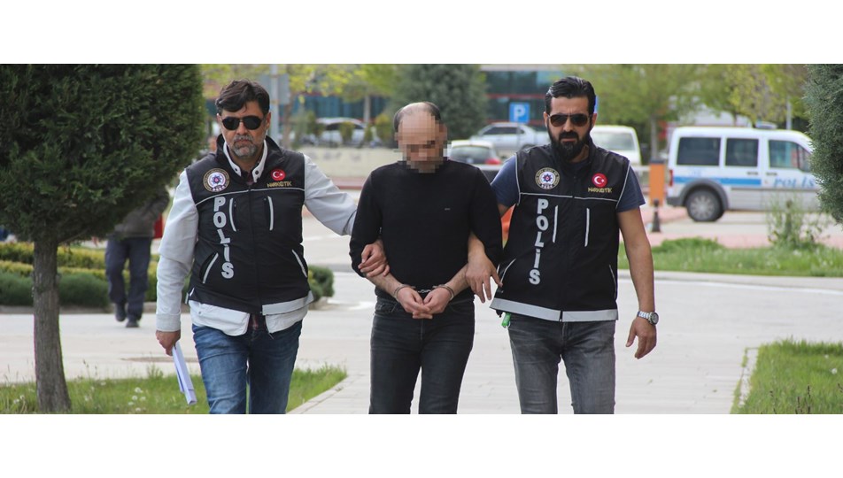Uyuşturucuyu 11 yaşındaki oğlunun üzerine sarmış