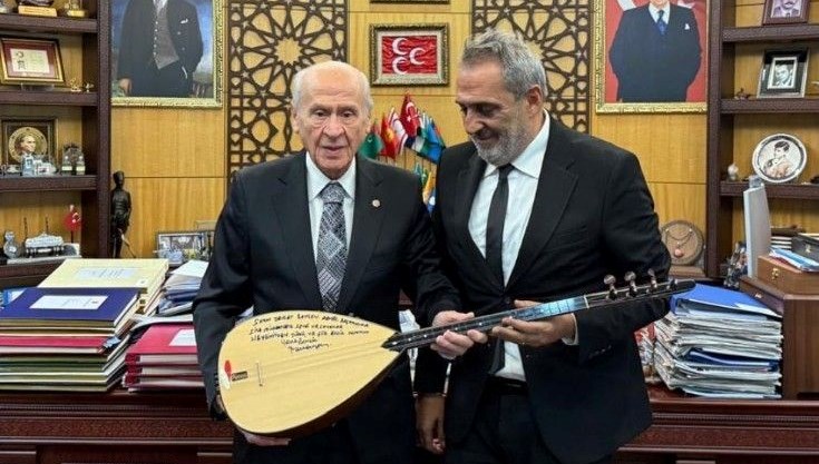 Yavuz Bingöl, Bahçeli’ye bağlama hediye etti