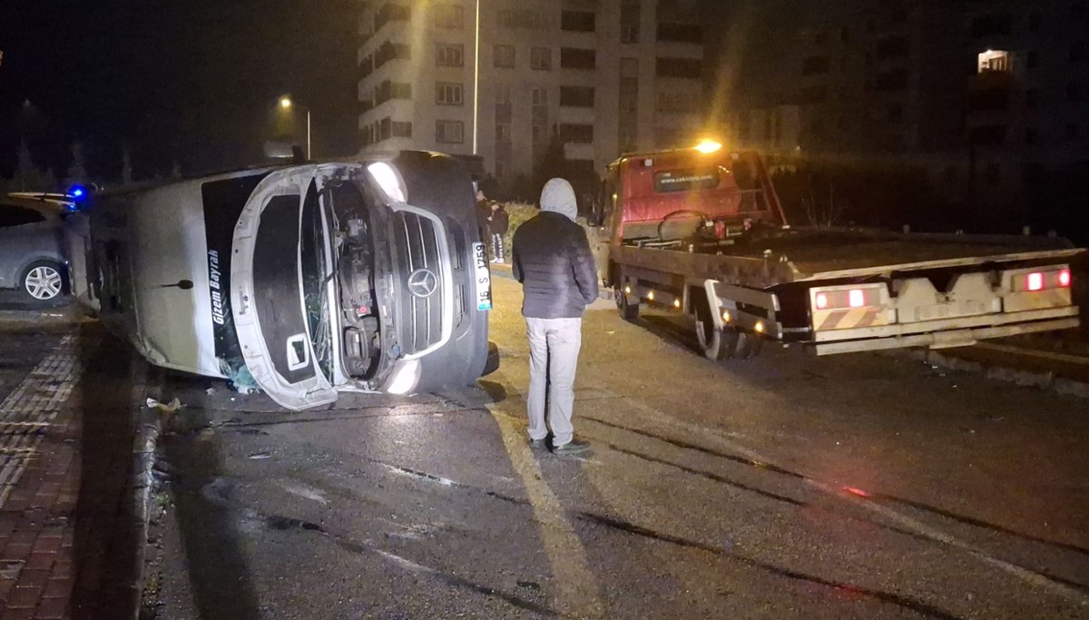 Otomobil ile işçi servisi çarpıştı: Yaralılar var