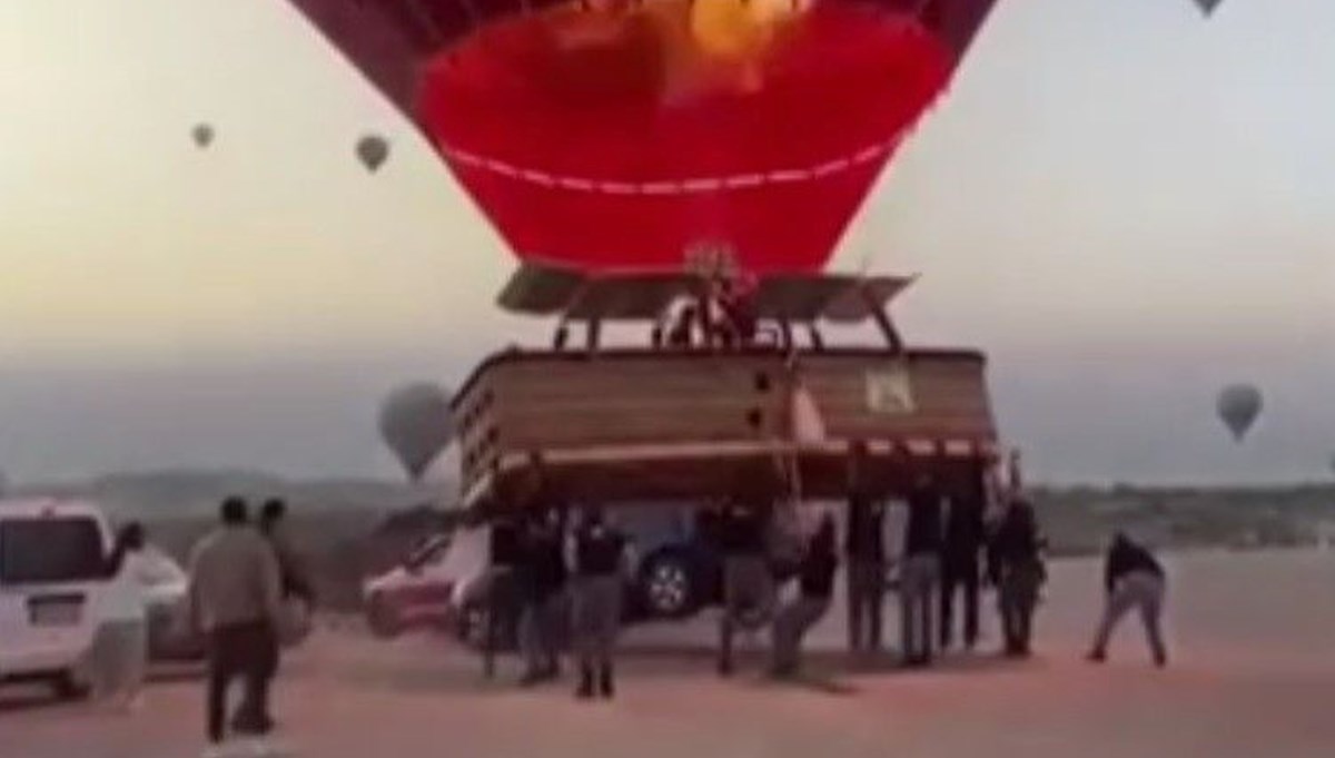 Kapadokya'da sıcak hava balonu ile otomobil çarpıştı Kapadokya'da sıcak hava balonu ile otomobil çarpıştı