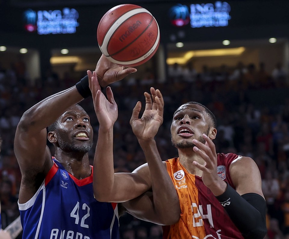Basketbol Süper Ligi play-off yarı final: Anadolu Efes'i yenen Galatasaray seriyi 2-2'ye getirdi - 1