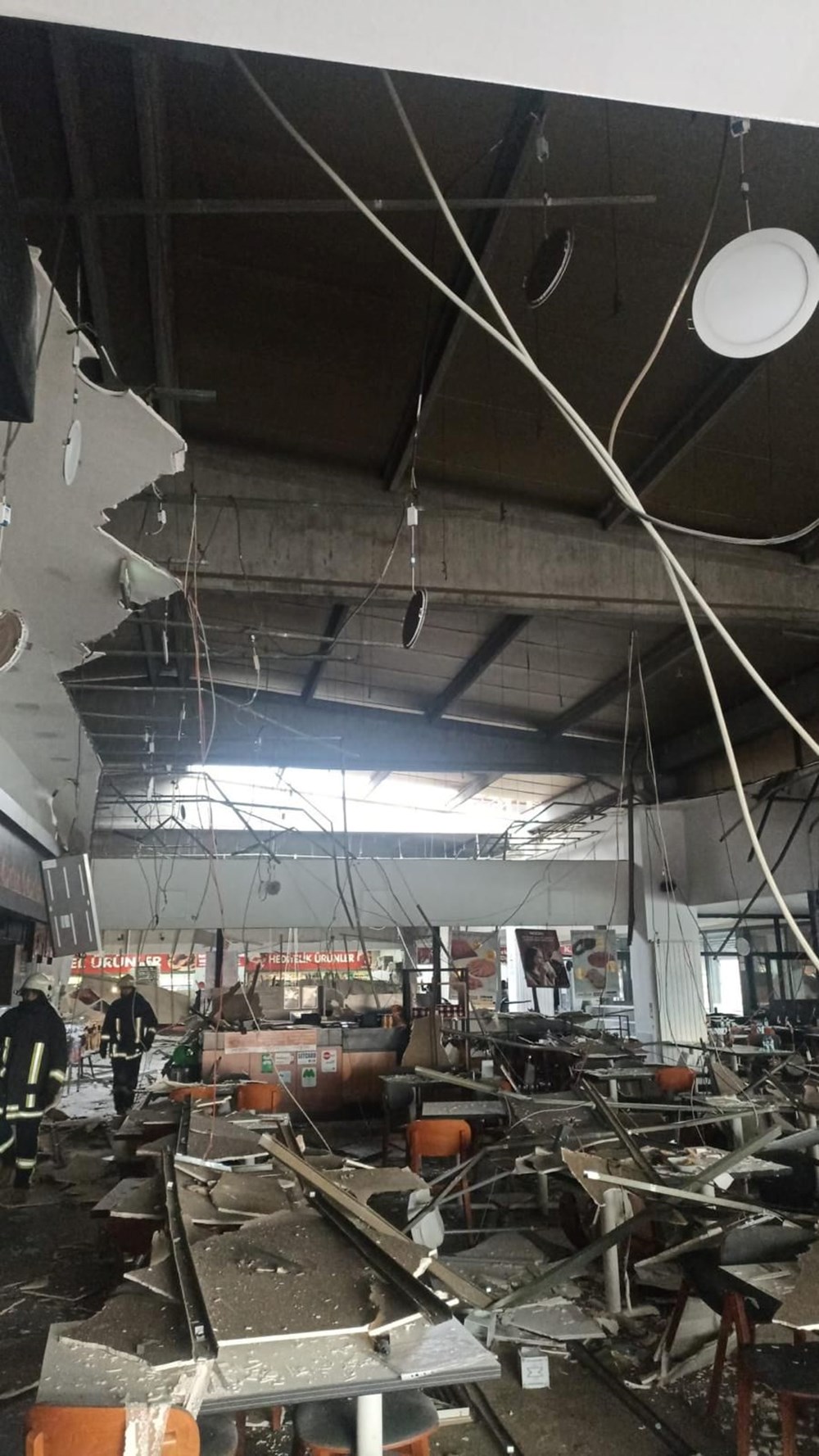 Afyonkarahisar'da bir tesisin asma tavanı çöktü: 11 yaralı - 2