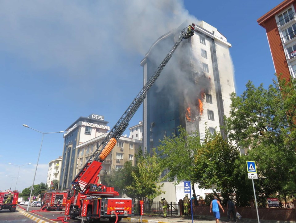 Ataşehir'de 10 katlı binada yangın - 1