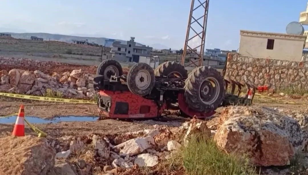 Devrilen traktörün altında kalan 2 çocuk annesi öldü