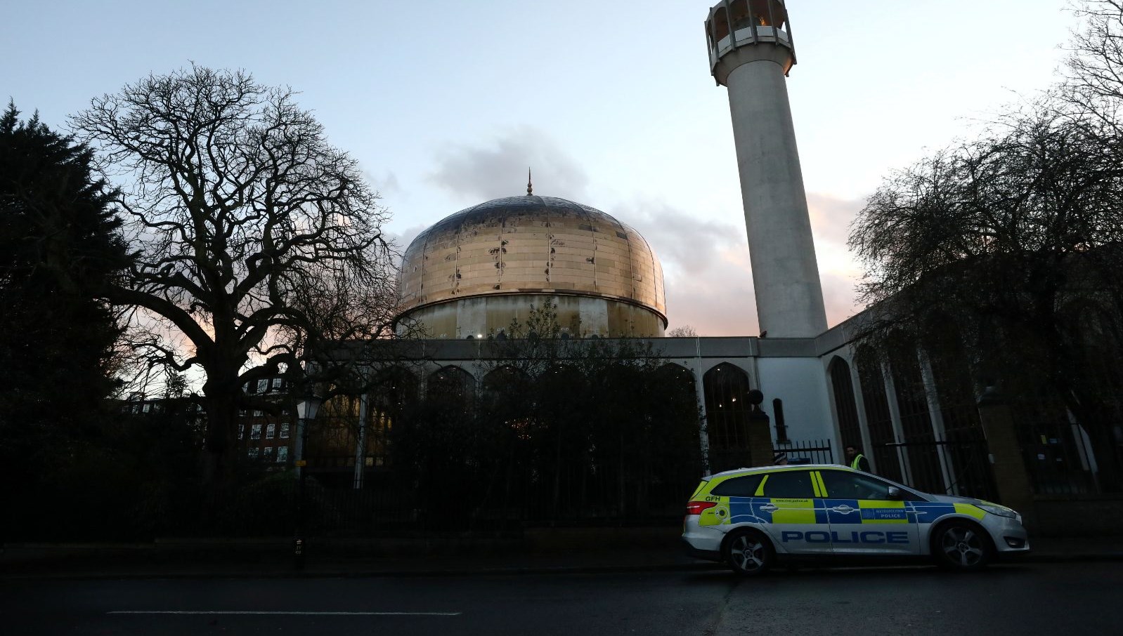 Londra'da bir ki�i, camide namaz k�lan din g�revlisini b��aklad�