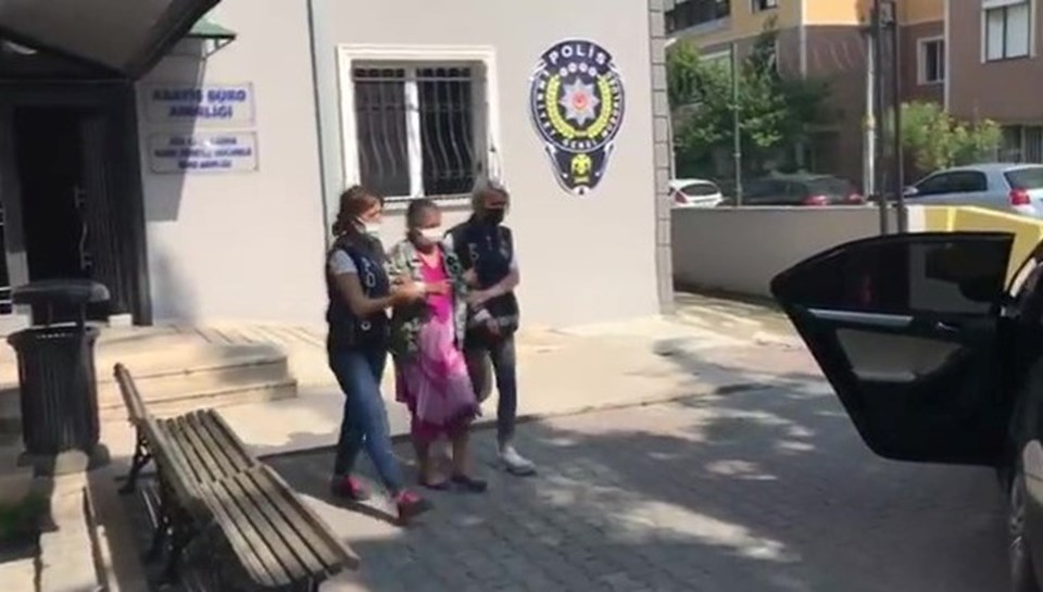 Büyükçekmece'de Türk bayrağını yırtan yabancı uyruklu kadın tutuklandı - 1