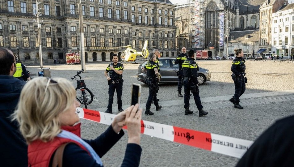 Amsterdam'da bıçaklı saldırı: 3'ü ağır 5 yaralı | Dam Meydanı kapatıldı