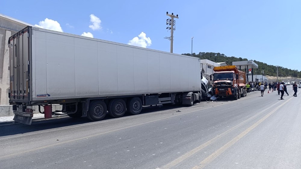 Mersin'de kamyon dehşeti: 13 motosiklet ile 2 otomobili biçti - 3