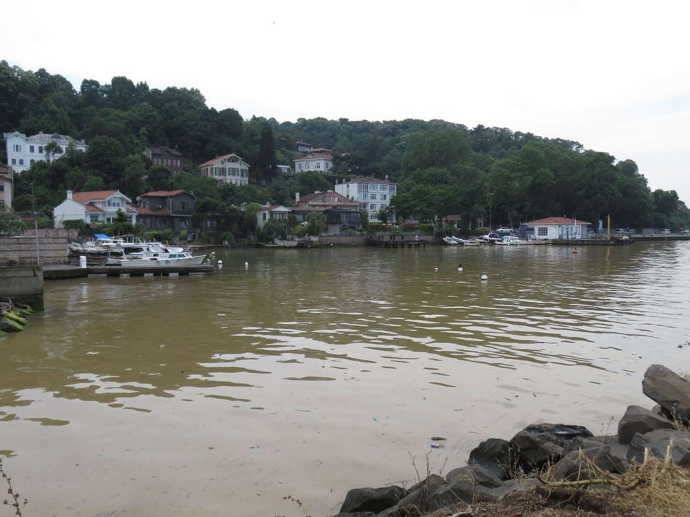 İstanbul'da şiddetli yağış: Yollar göle döndü, boğaza çamurlu su aktı - 35