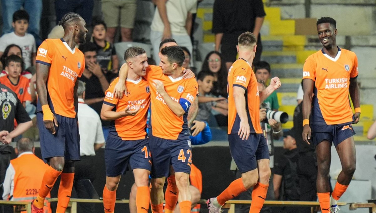 Başakşehir 2 golle turladı: Play-off rakibi belli oldu