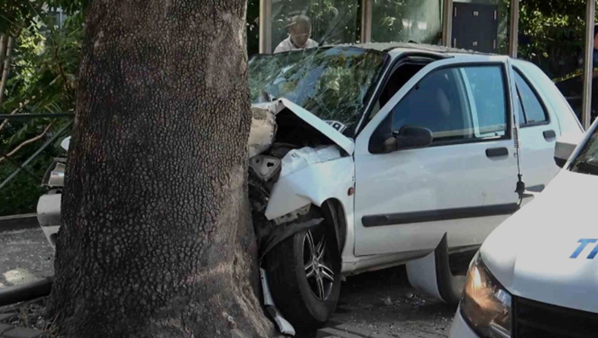 Bursa'da otomobil otobüs durağına daldı: 3 yaralı