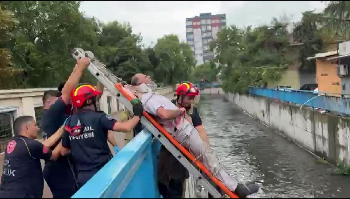 Kafenin çatısından dereye düştü