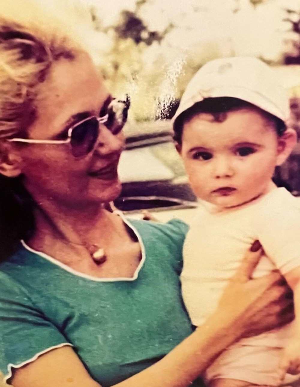 Su Burcu Yazgı Coşkun'dan nostaljik kare (Ünlülerin çocukluk ve gençlik halleri) - 265