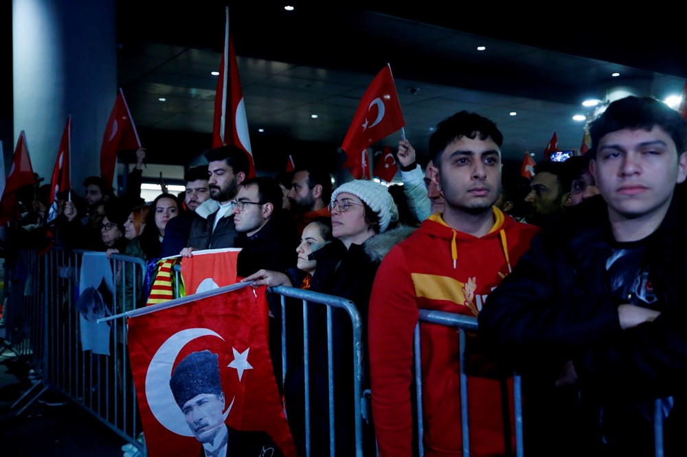 Fenerbahçeli ve Galatasaraylı taraftarlar havalimanlarına akın etti - 4