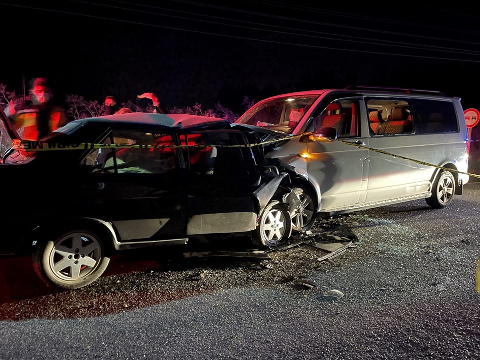 Manisa'da minibüs ile otomobil çarpıştı: 2 ölü, 5 yaralı - 1