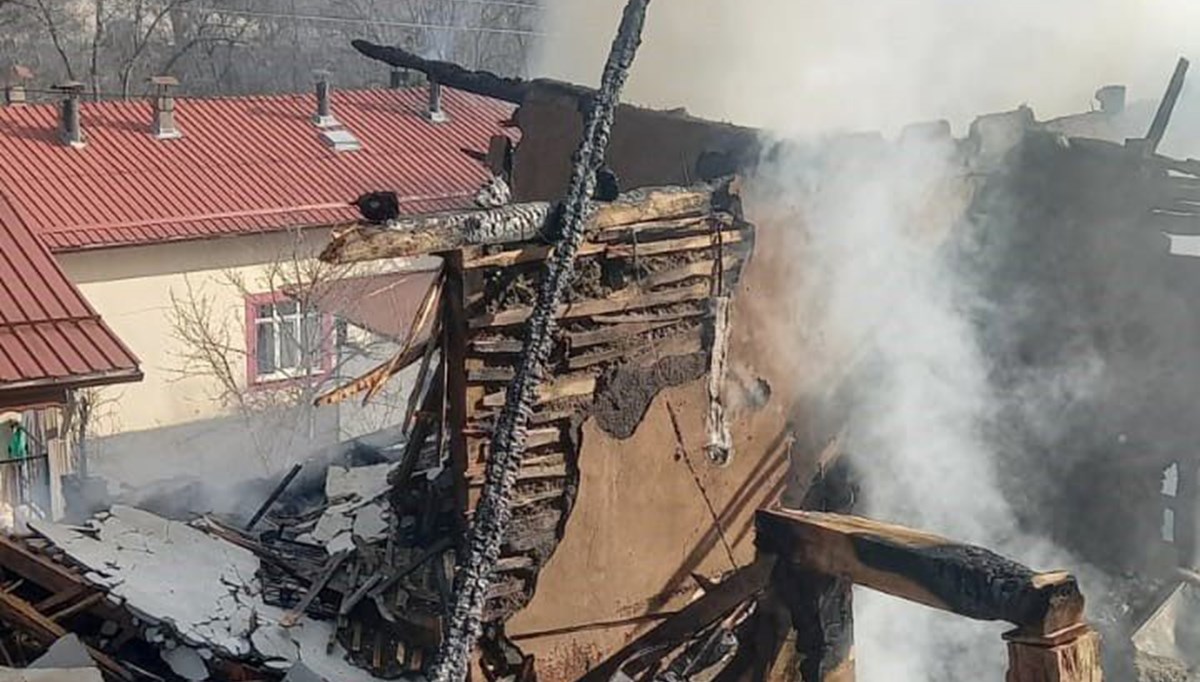 Tokat'ta köyde çıkan yangında 3 ev kül oldu