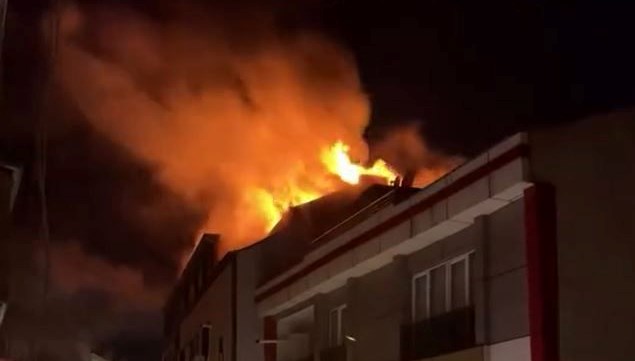 Kafede çıkan yangın bitişikteki binalara sıçradı