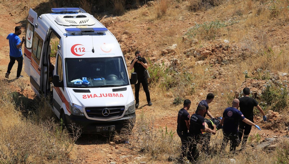 Tuvalet için yol kenarında durdu: Uçuruma yuvarlandı