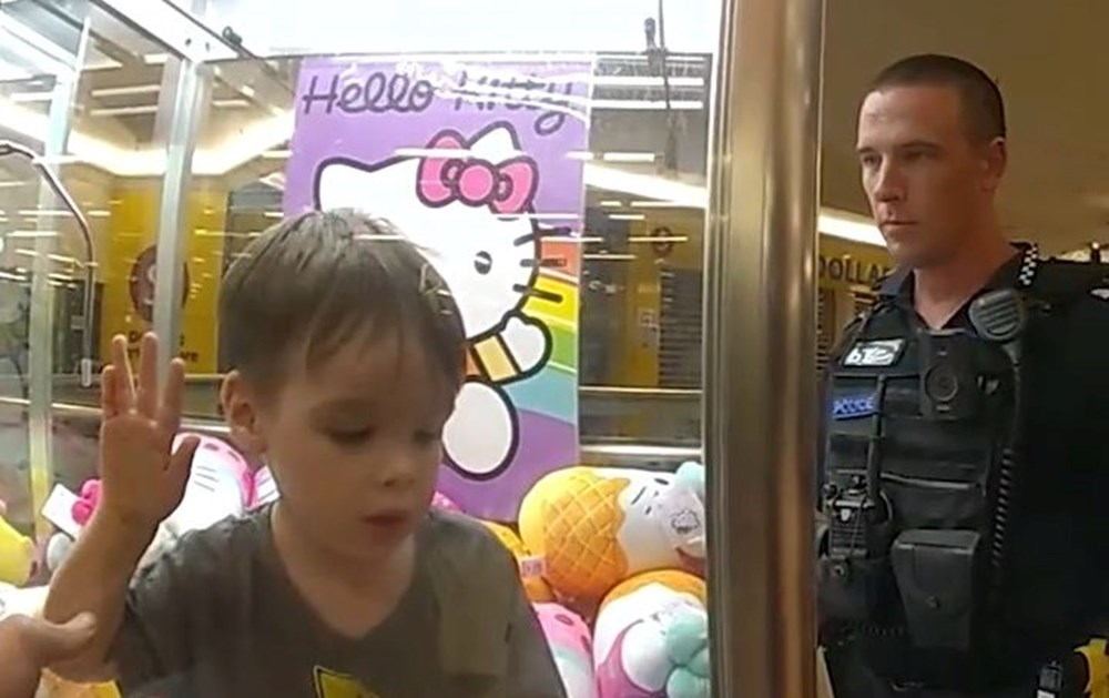 Oyuncak makinesinin içinde mahsur kalan çocuk kurtarıldı - 3