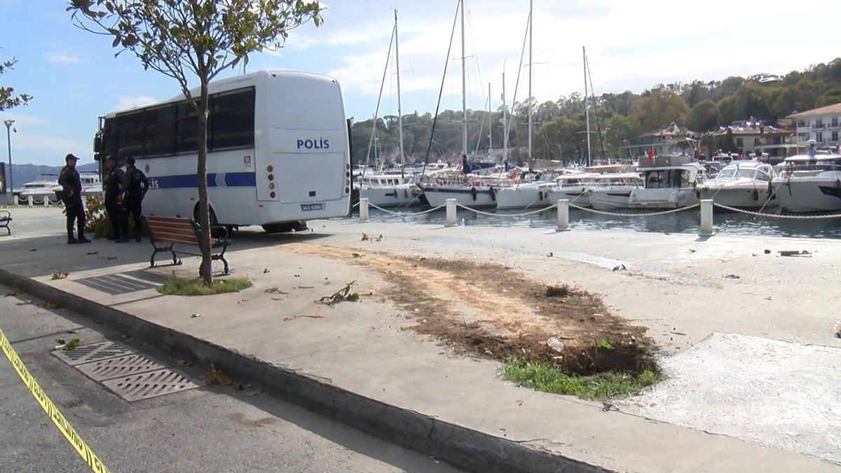 Polis aracı denize düşmekten son anda kurtuldu