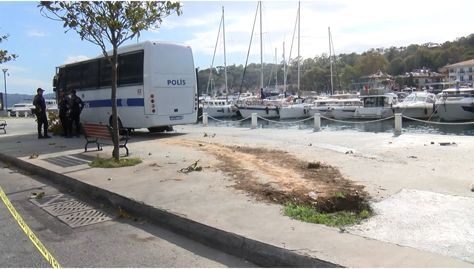 Polis aracı denize düşmekten son anda kurtuldu