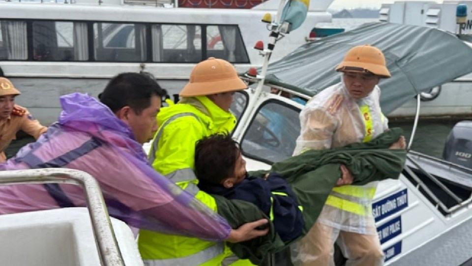 Vietnam'da tur teknesi alabora oldu: 34 ölü, 8 kayıp - 1