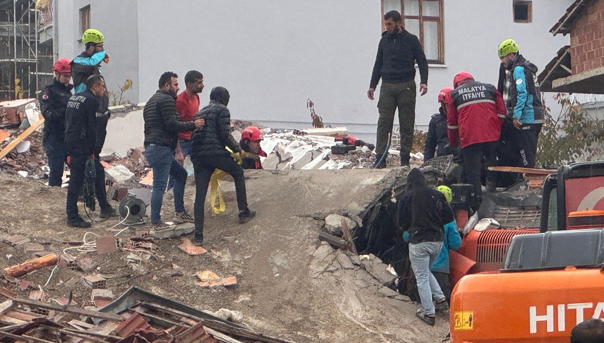 Malatya'da bina yıkımı sırasında göçük: Kepçe operatörü enkaz altında kaldı