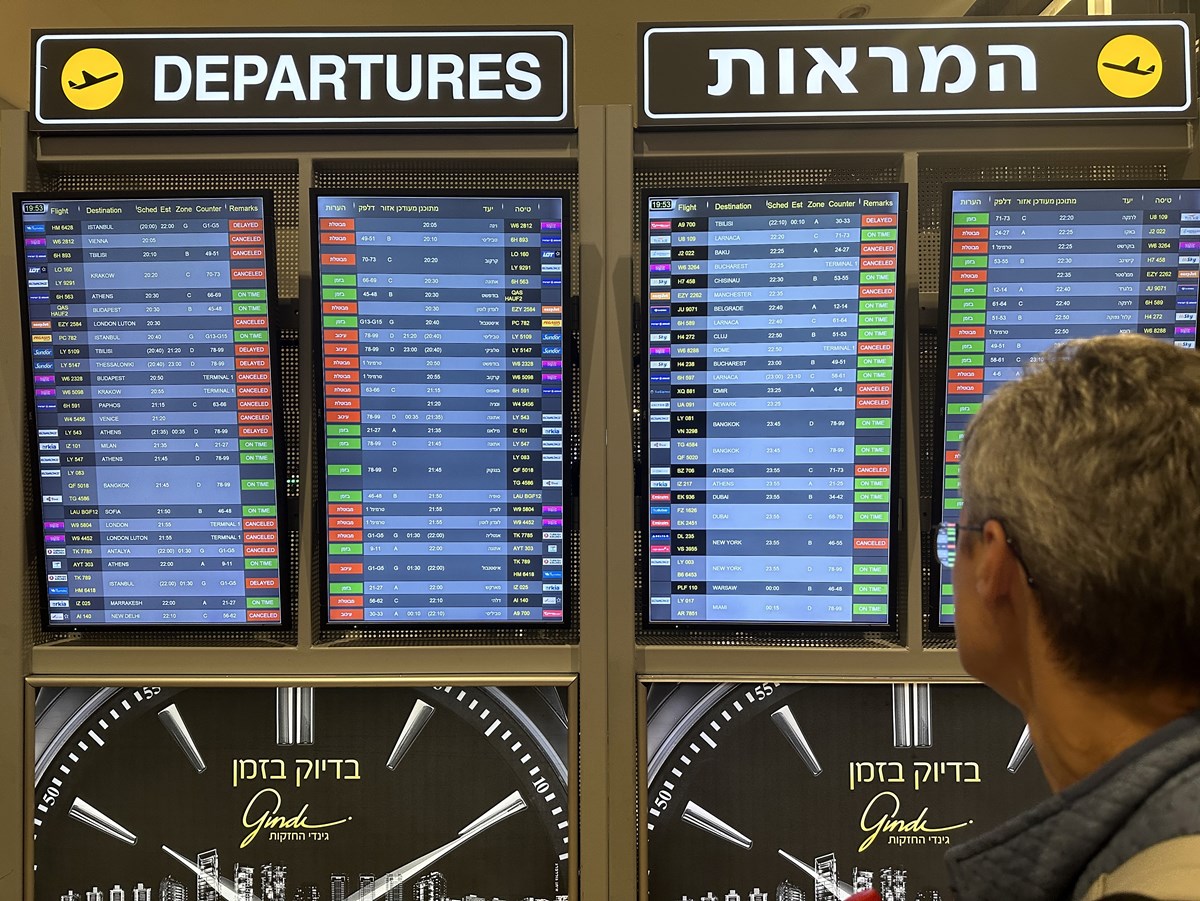 İsrail’in tek uluslararası havalimanı olan Ben Gurion’un yurt dışından girişlerdeki pasaport kısmında sadece bir memurun çalıştığı görüldü. Normal zamanlarda yüzlerce kişinin ülkeye giriş yapabilmek için pasaport sırasında beklediği noktada ancak birkaç kişi objektiflere yansıdı. - AA İsrail’in tek uluslararası havalimanı olan Ben Gurion’un yurt dışından girişlerdeki pasaport kısmında sadece bir memurun çalıştığı görüldü. Normal zamanlarda yüzlerce kişinin ülkeye giriş yapabilmek için pasaport sırasında beklediği noktada ancak birkaç kişi objektiflere yansıdı. - AA