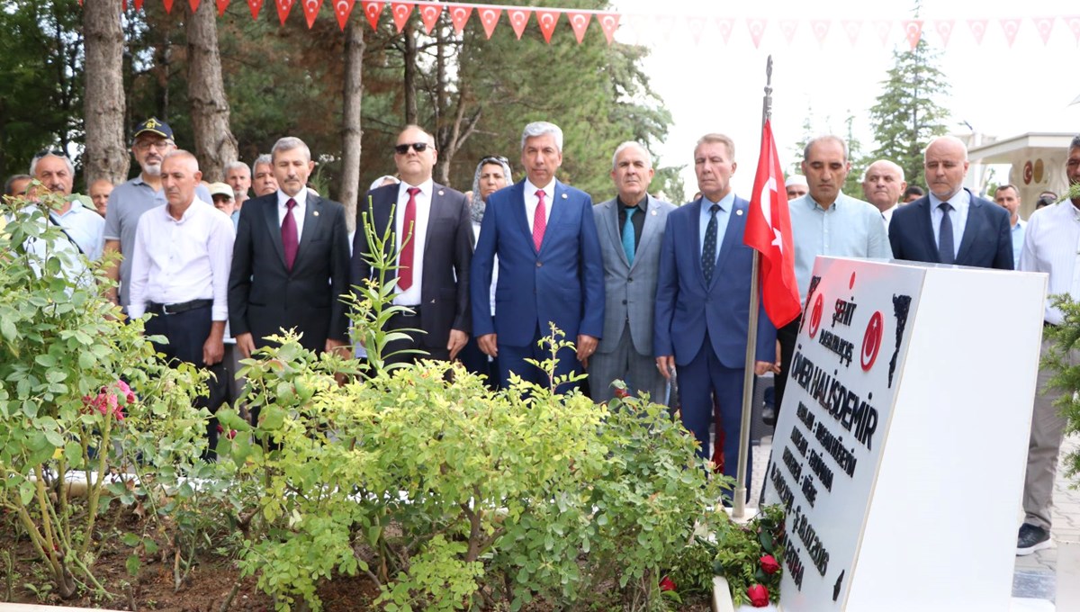 Emekli astsubaylardan şehit Halisdemir'in kabrine ziyaret