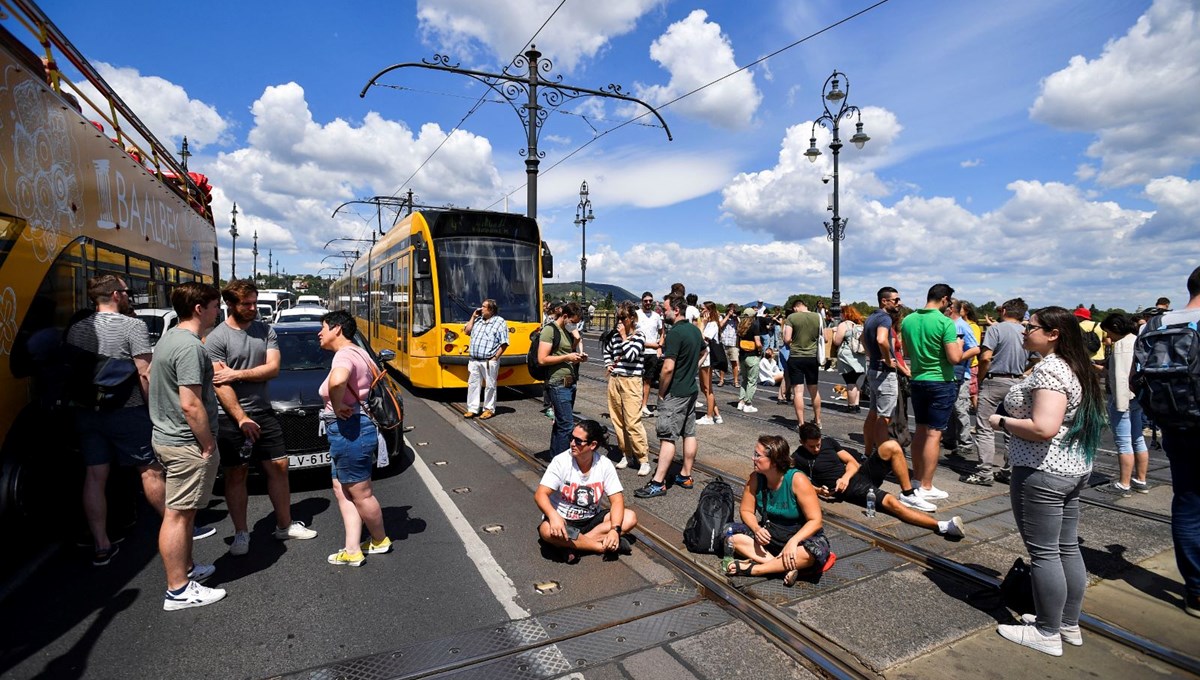 Macaristan’da vergi artışı potestosu: Bini aşkın gösterici köprü kapattı