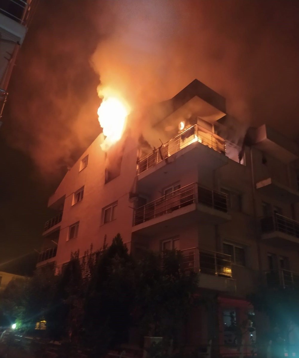 Eşi ve çocuklarının yaşadığı binayı ateşe verdi, mahalleli sokağa döküldü - 2