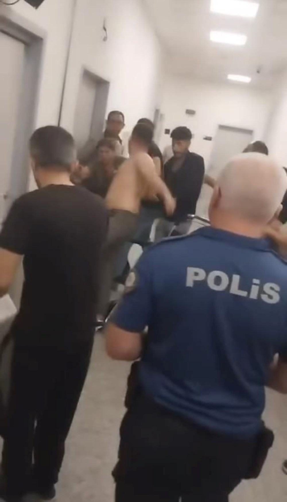 İstanbul’da doktora saldırı: Küfürler savurup odasına
girmeye çalıştılar - 5