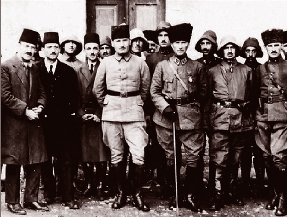 ataturk un gulerken cekilmis