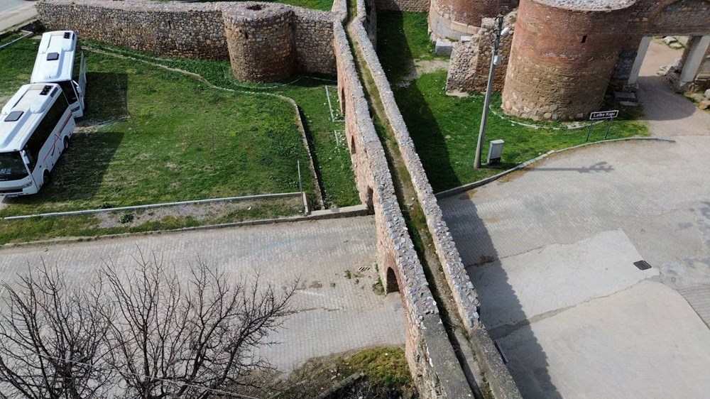 Osmanlı devrine ilişkin mezar taşı bulundu: Su yolunu ziyaret eden turistler fark etti 77 OzbeQivpZkuezCYcnoVPqA