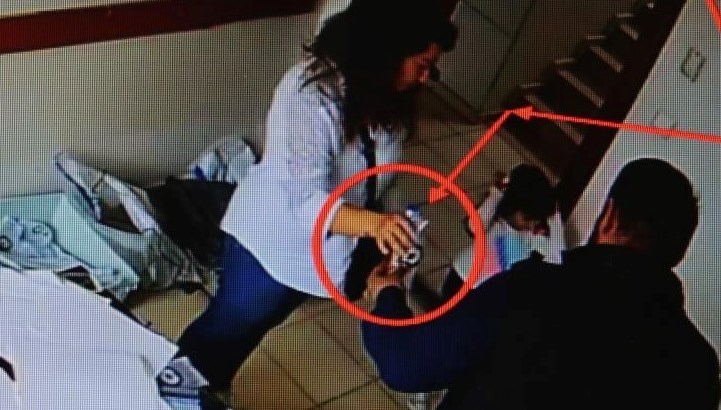 Depremde ölenlerin altınlarını çaldı