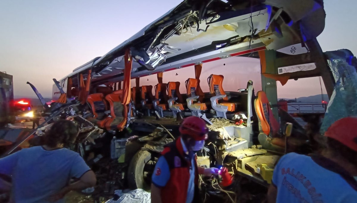 Otobüs kamyona çarptı: 9 kişi öldü, 30 kişi yaralandı