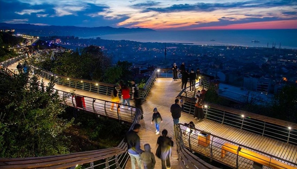 Trabzon'daki Boztepe Seyir Terası'na ziyaretçi akını