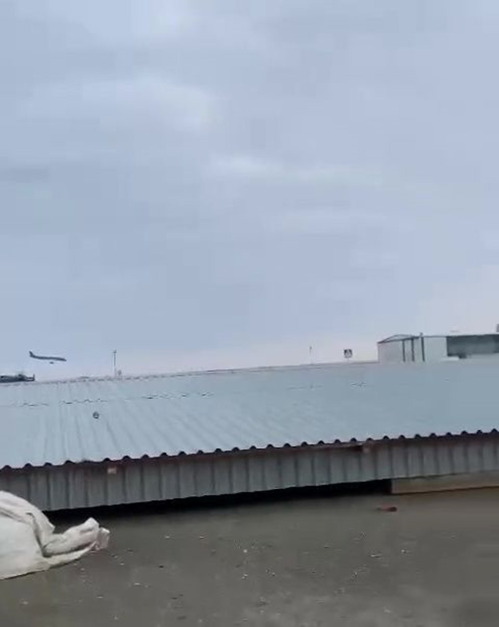 Kazakistan'da 72 kişilik yolcu uçağı düştü: 6 kişi kurtuldu - 3