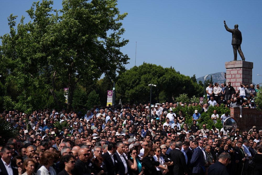 Ferdi Zeyrek son yolculuğuna uğurlanıyor | Özgür Özel gözyaşlarını tutamadı: